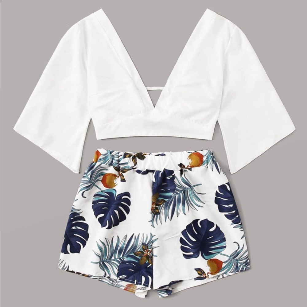 🌺PLUNGING SELF-TIE TOP & TROPICAL PRINT SHORTS